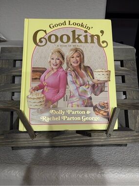 Good Lookin' Cookin' Cookbook by Dolly Parton & Rachel  Parton George with Stand